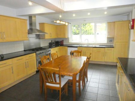 4 bedroom semi-detached house to rent - Photo 5