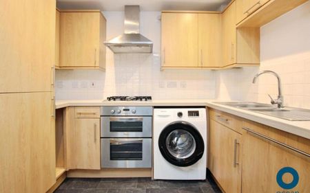 First floor well-presented one bedroom apartment with parking! - Photo 4