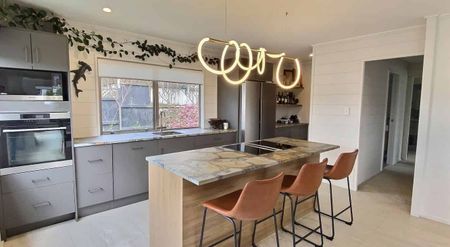 Charming Devonport Villa with Garden - Photo 4