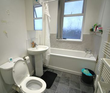 House of Multiple Occupation to rent on - Photo 3