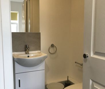 Manor Court Road, Nuneaton - - Photo 5