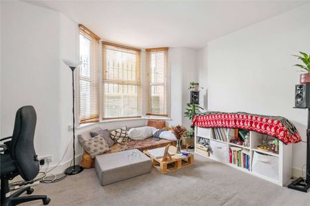 A good size one bedroom in a red brick mansion block with a private garden. - Photo 2