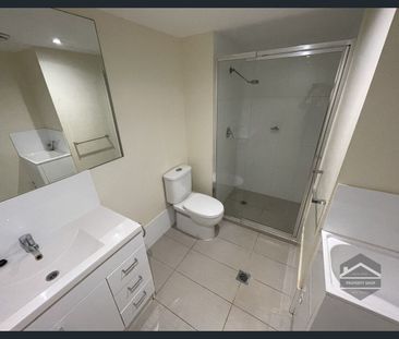 Modern 1x1 Bedroom apartment with low Maintenance living! - Photo 4