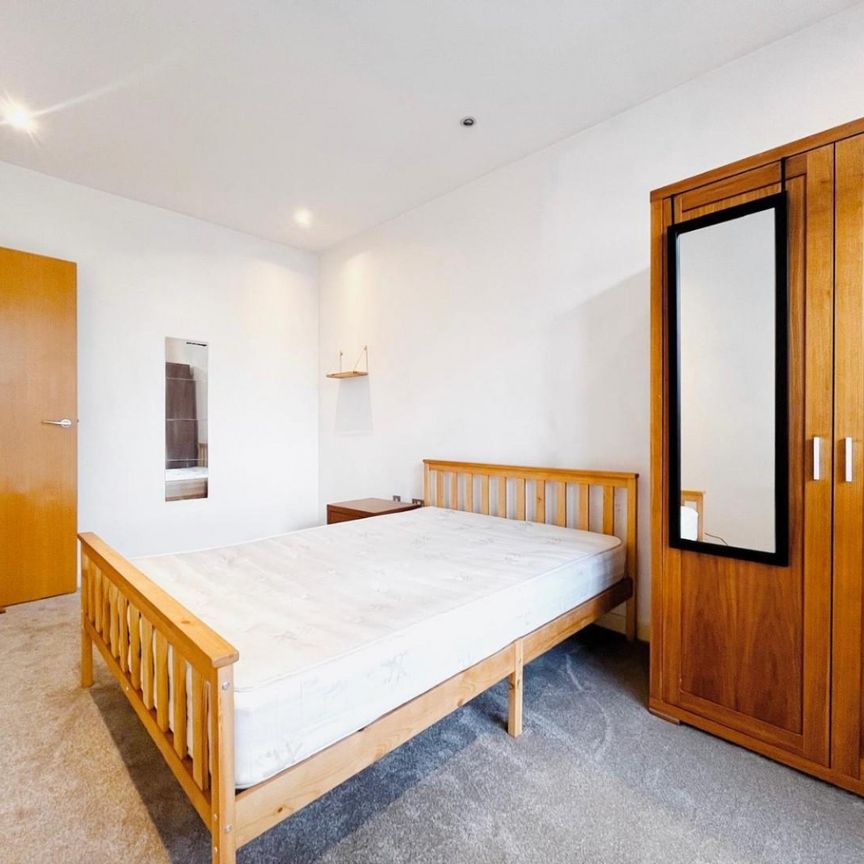 2 bedroom Flat To Let - Photo 1