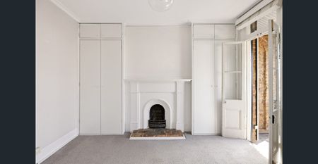 Wide 3-level terrace with rear-lane access - Photo 2