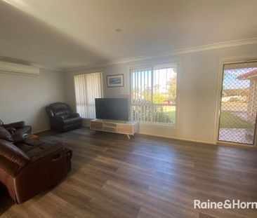 FAMILY HOME WITH SPACIOUS YARD - Photo 2