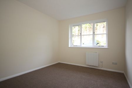 White Rose Lane, Woking - Photo 2