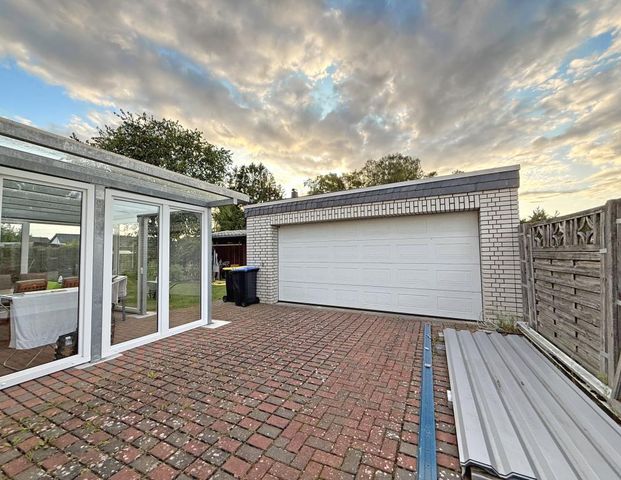 Gepflegte Doppelhaushälfte mit großer Doppelgarage in grüner Umgebung - Photo 1