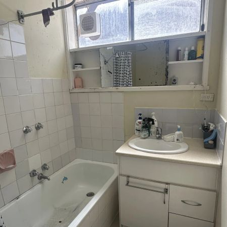 2-Bedroom Ground Floor Flat in Prime Dandenong Location - Photo 4