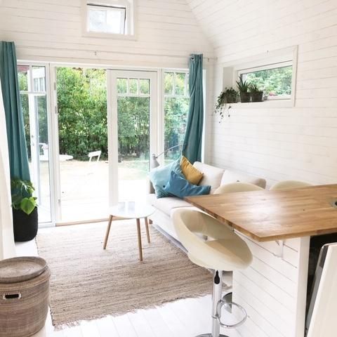 Eget litet hus med altan och trädgård, nära stan - Photo 1