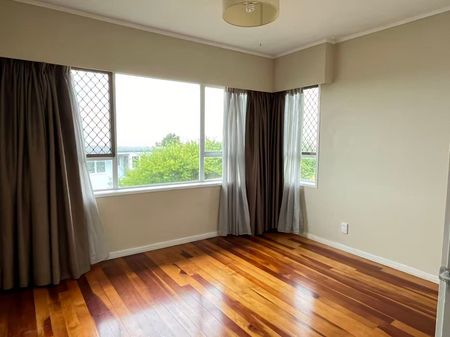 Spacious Family Home in Popular Pakuranga - Photo 2