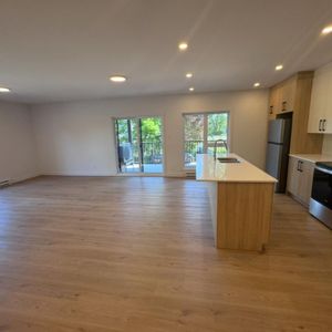 Immense 5 ½ (2 salles de bain dont 1 dans la chambre des maîtres) - Photo 2