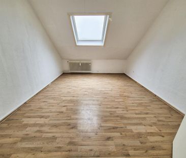 Frisch saniert & sofort bezugsbereit – helle 3-Zimmer-DG-Wohnung - Photo 5