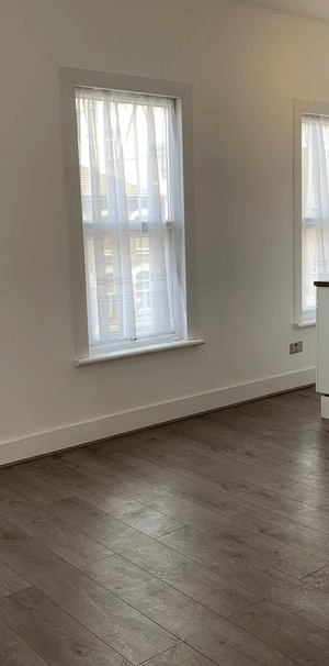 Self contained studio flat close to ilford station- £1200 pcm - Photo 1