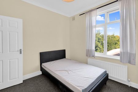 3 bedroom flat to rent - Photo 2