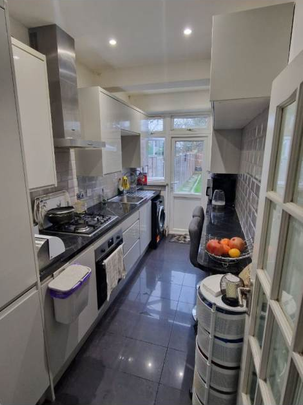 1 bedroom in a house share to rent - Photo 1