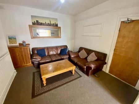 4 bedroom flat to rent - Photo 2
