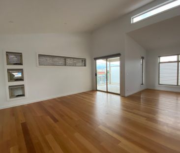 Three-Bedroom Townhouse in Pime Reservoir Location! - Photo 3