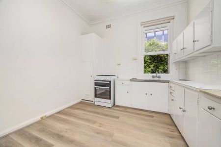 HARBOURSIDE 2 BEDROOM APARTMENT ELEGANCE IN DARLING POINT WITH HARBOUR VIEWS - Photo 3