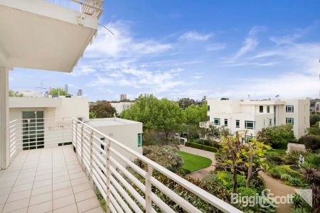 “Light Filled Corner Retreat with Garden View” - Photo 2