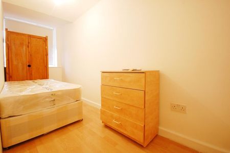 Five Bedroom House to rent in LONDON - Photo 3