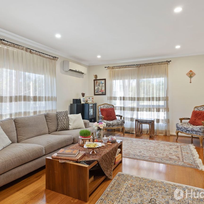 Charming Two-Bedroom Unit in Prime Location! - Photo 1