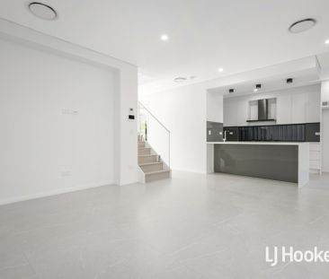 Beautiful 5 Bedroom Home! - Photo 1