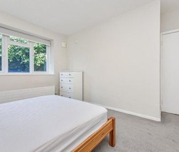 3 bedroom flat to rent - Photo 4