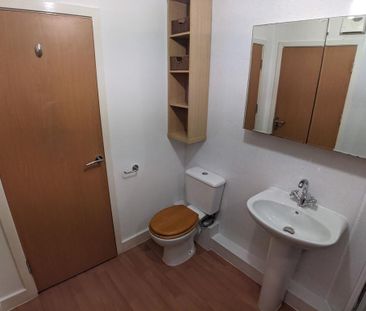 3 bedroom flat to rent - Photo 2