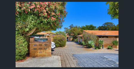 Street Frontage Villa with a Large Private Courtyard! - Photo 3