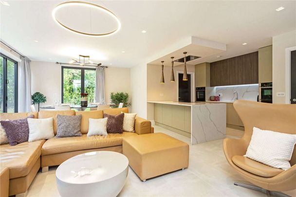 Turn-key luxury home in an exclusive gated development in Wilmslow. - Photo 1