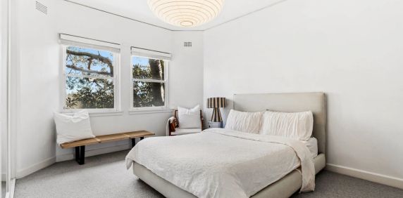 Spacious Two-Bedroom Renovated Apartment- With Scramble Parking - Photo 2
