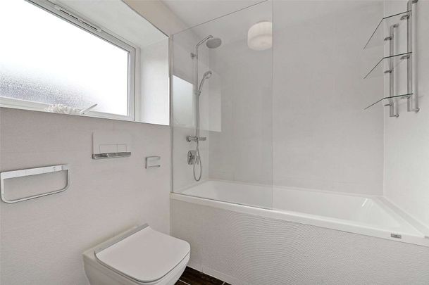 An immaculate and spacious one bedroom furnished apartment, beautifully presented close to the Long Walk. - Photo 1