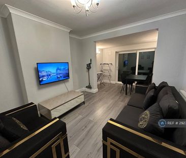 4 bedroom semi-detached house to rent - Photo 2