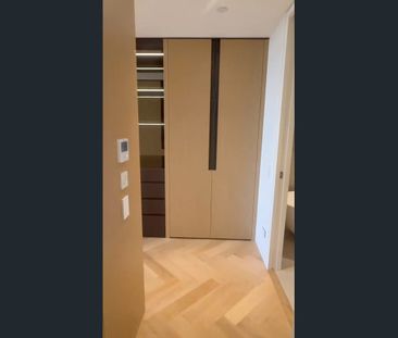 Ultra-Luxury High-Floor Residence at 111 Castlereagh – Curated for Executive Living - Photo 4