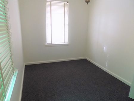 GREAT THREE BEDROOM HOME IN PRIME LOCATION!!! - Photo 2