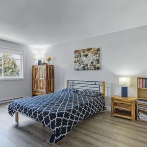 DISPO MAINTENANT: beau 5½, 2 stationnements, rangement et clim - Photo 2