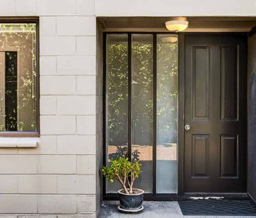 Spacious 3 Bedroom Family Home in Fantastic Location - Photo 4