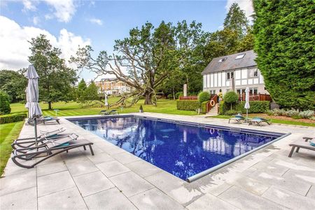 A beautiful ground floor garden apartment in Ascot. - Photo 3