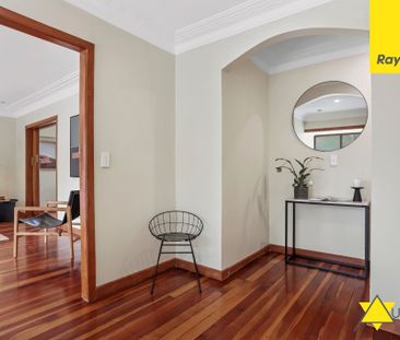 Stylish Family Home in Sought-After New Lynn - Photo 4