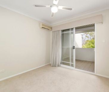 Charming Townhouse with Spacious Patio - Approx 400m to Milton Trai... - Photo 5