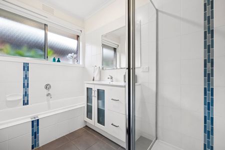 Modern Comfort Meets Convenience in Burwood East - Photo 2