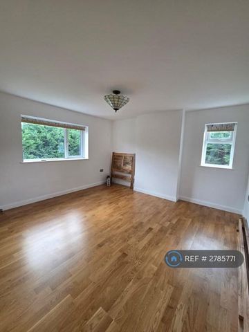 4 bedroom detached house to rent - Photo 2