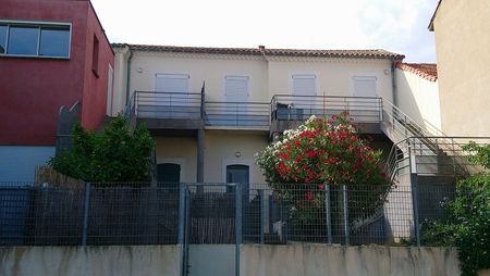 Location - Appartement T2 bis de 50 m² avec terrasse, jardinet et emplacement de parking privatif - Photo 4
