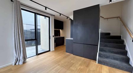 Stylish 1 Bed Apartment - Photo 2