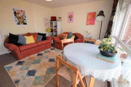 3 Bedroom Student Home - 20 Hawe Close - Photo 2