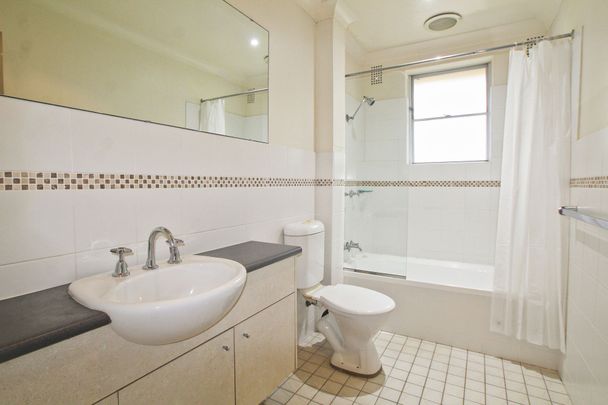 Spacious Apartment with Leafy Outlook ** Available 15/11/25 ** - Photo 1