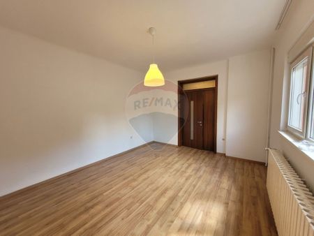 Inchiriere casa spatioasa si curte generoasa / Zona Tei - Fotografie 2
