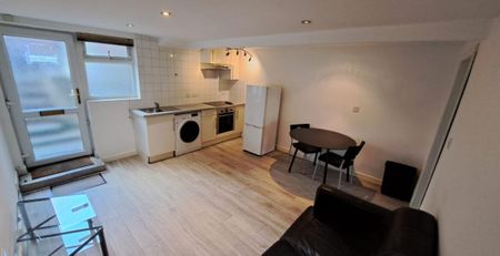 Flat 1, Brudenell Road, Hyde Park, Leeds, LS6 1JD - Photo 2