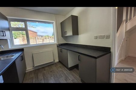 3 bedroom semi-detached house to rent - Photo 5